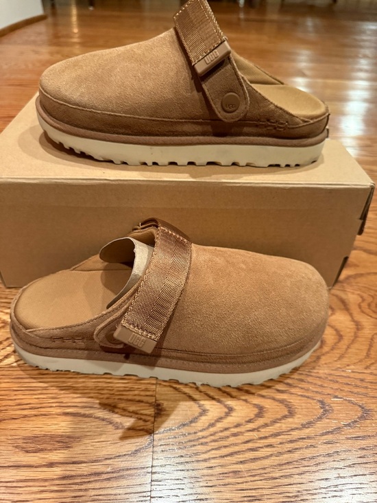 UGG Shoes - UGG women’s golden star size 8